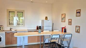 Geladeira, micro-ondas, fogão, cooktop