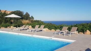 Una piscina al aire libre, una piscina climatizada