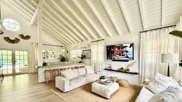 Smart TV, ping pong, books, stereo