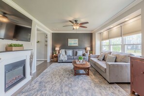 Smart TV, fireplace