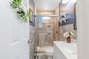 Dusche, Haartrockner, Handtücher, Seife