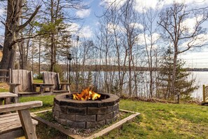 Property grounds - Charming Acadia beachfront cottage, close to Acadia National Park & Bar Harbor. (Trenton)