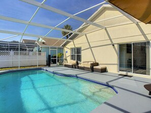 Una piscina al aire libre, una piscina climatizada