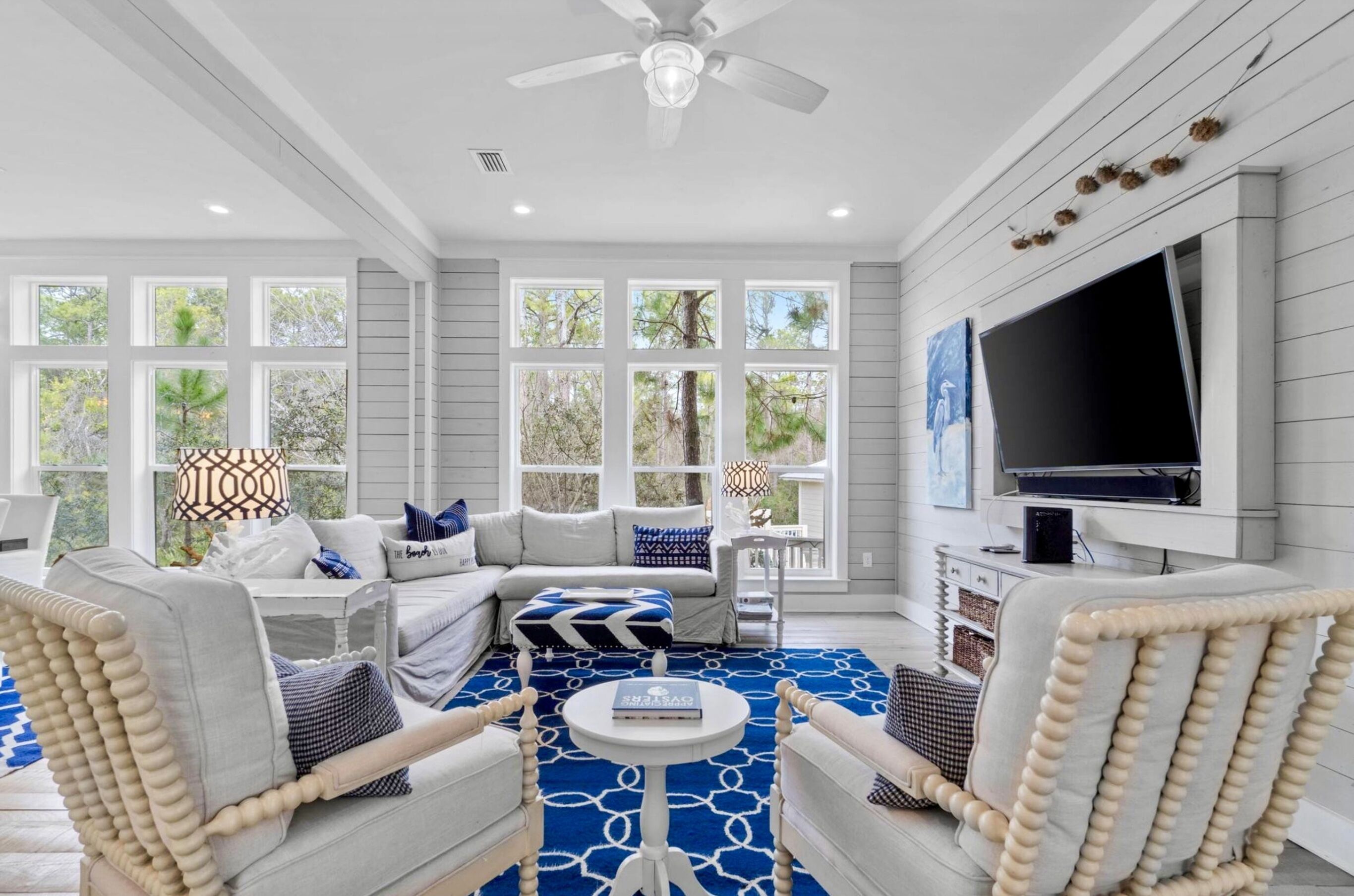 Smart TV, tenis de mesa y monitor de computadora 