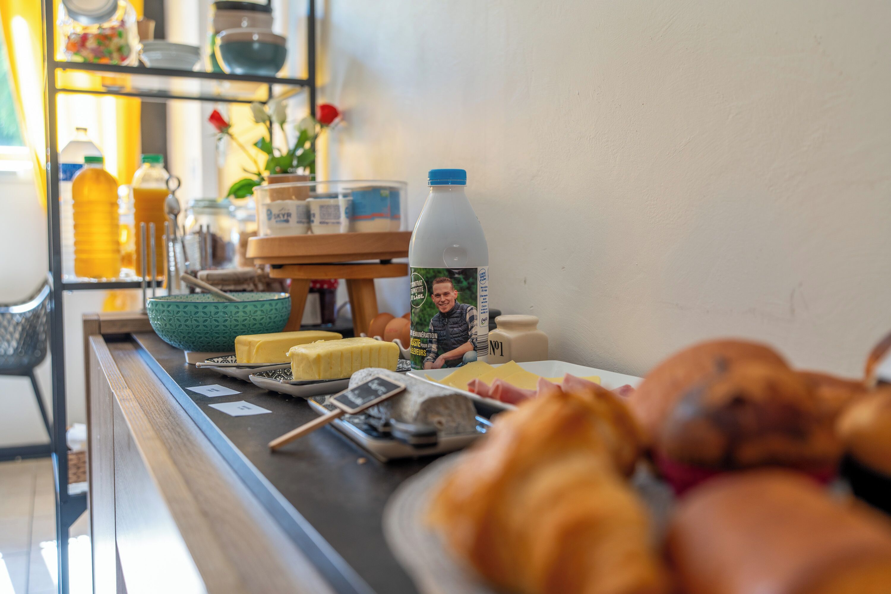 Een ontbijtbuffet met diverse etenswaren, zoals gebak, kaas en toevoegingen.