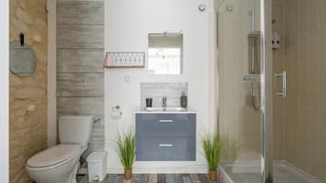 La Tribu | Bathroom | Hair dryer, towels, soap, shampoo