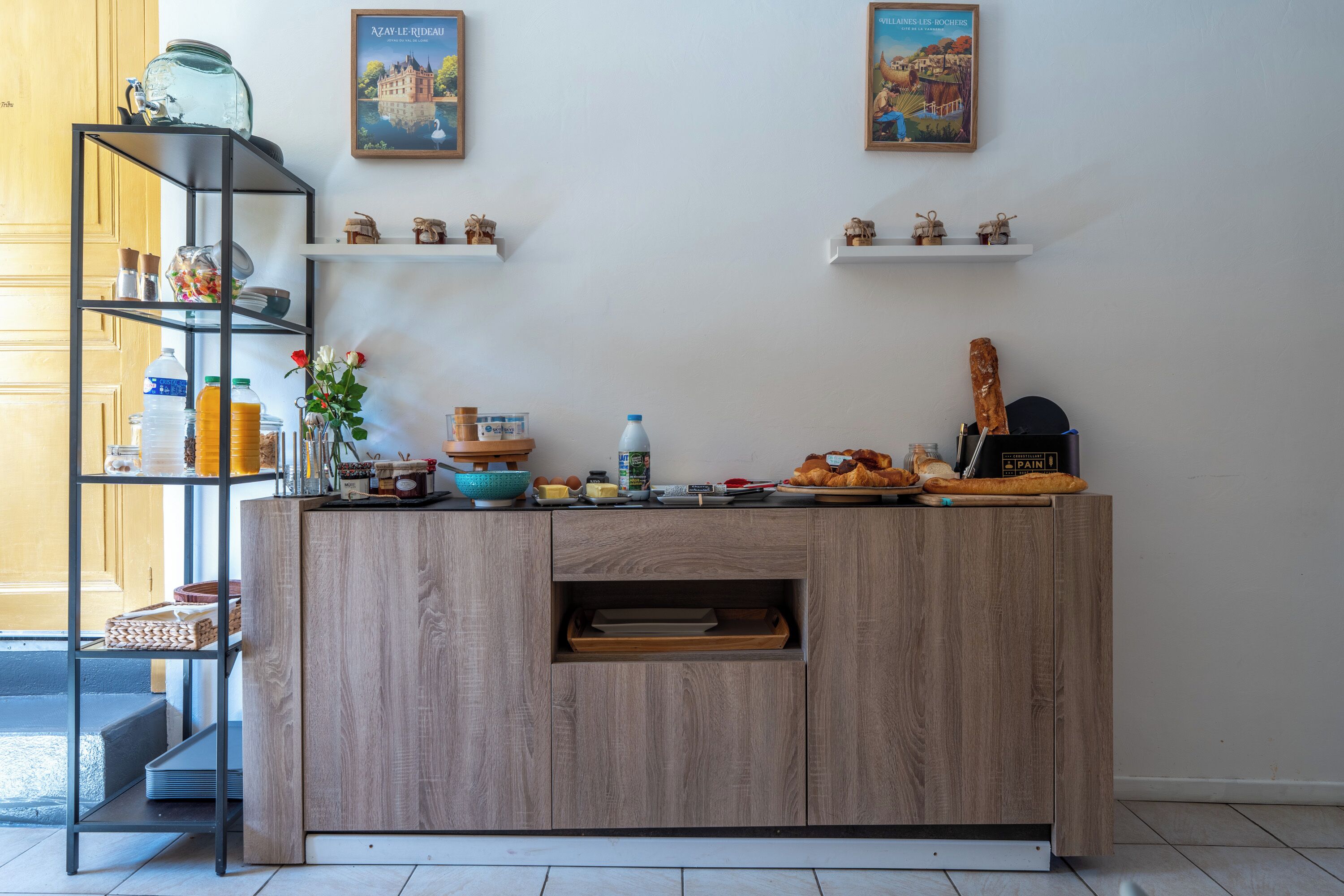Een keuken met een houten aanrecht, planken met keukengerei en decoratieve voorwerpen.