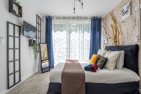 Rom – deluxe, hageutsikt | Individuelt dekorert, individuelt innredet og blendingsgardiner