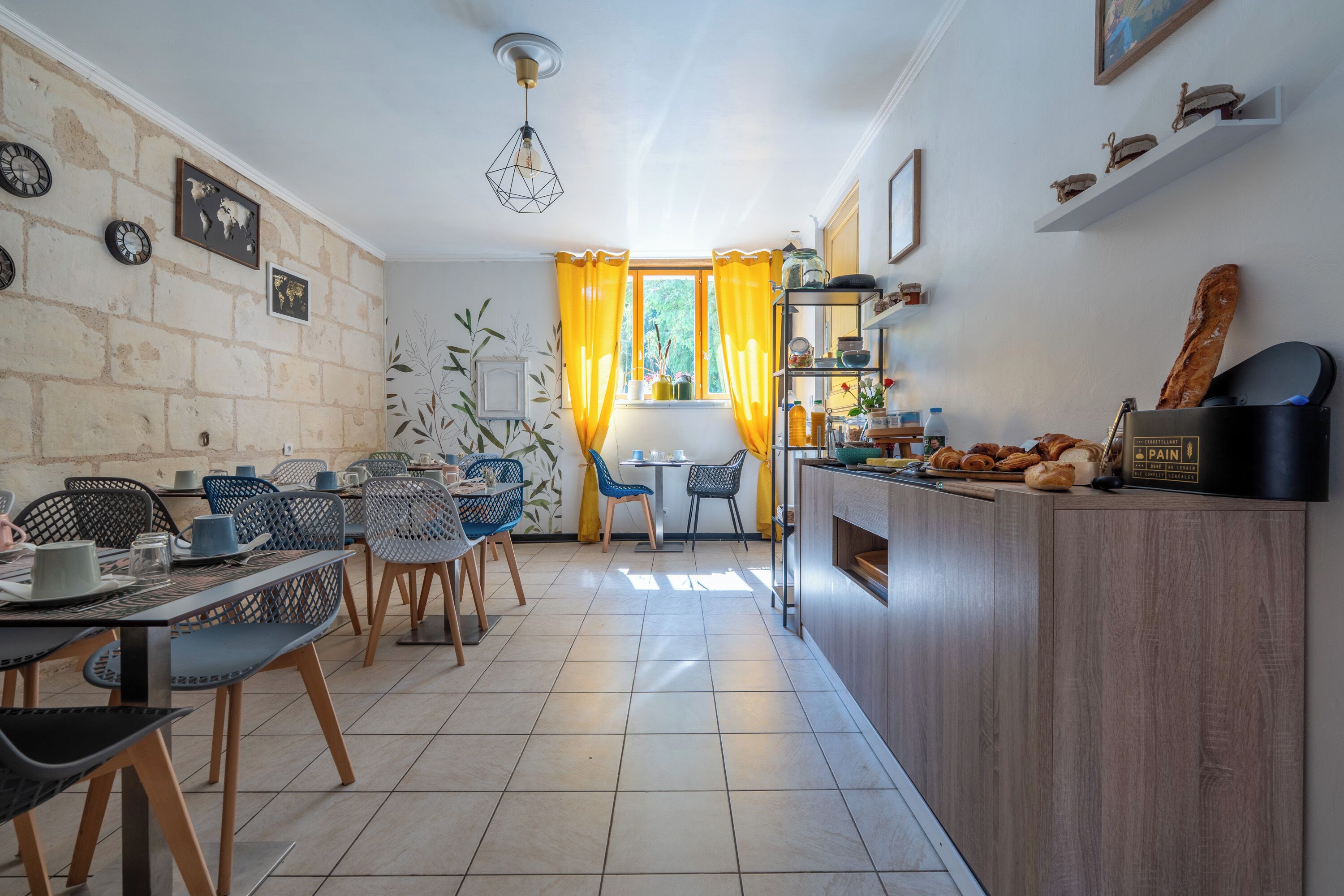 Réfrigérateur dans l'espace commun, micro-ondes dans l'espace commun