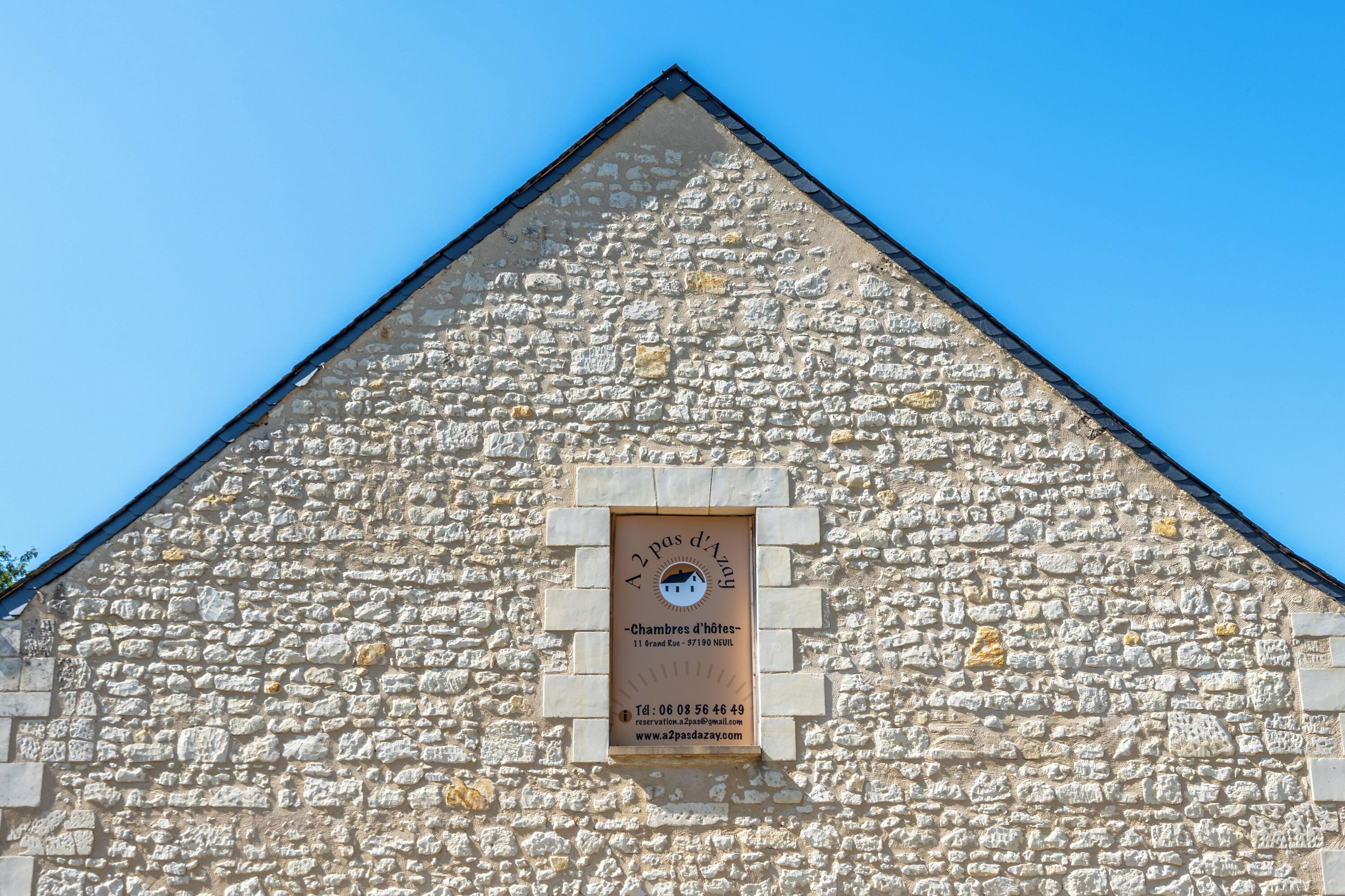 Vista frontal de la propiedad