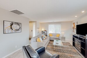 Fernseher, Kamin, Videospiele, DVD-Player