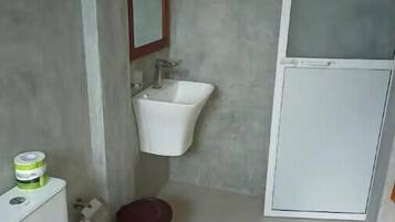 Douche, sèche-cheveux, serviettes fournies, savon