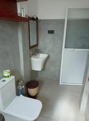 Ducha, secador de pelo, toallas y jabón