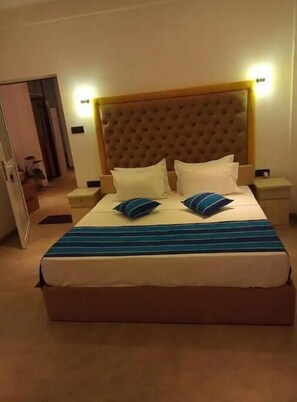 1 dormitorio, tabla de planchar con plancha, wifi y ropa de cama