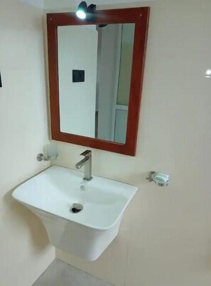 Shower, hair dryer, towels, soap - Triple Delight at Hotel Kuma's (Weligama, Matara)