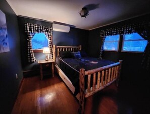 3 bedrooms, free WiFi, bed sheets - West Mountain Ski & Adventure Home w/ Hot Tub
 (Queensbury)