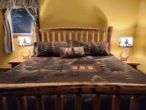 3 bedrooms, free WiFi, bed sheets - West Mountain Ski & Adventure Home w/ Hot Tub
 (Queensbury)