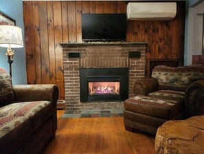 Smart TV, fireplace - West Mountain Ski & Adventure Home w/ Hot Tub
 (Queensbury)
