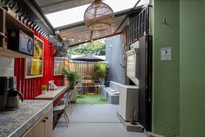 Kjøleskap, mikrobølgeovn, kaffetrakter/tekoker og steketakke
