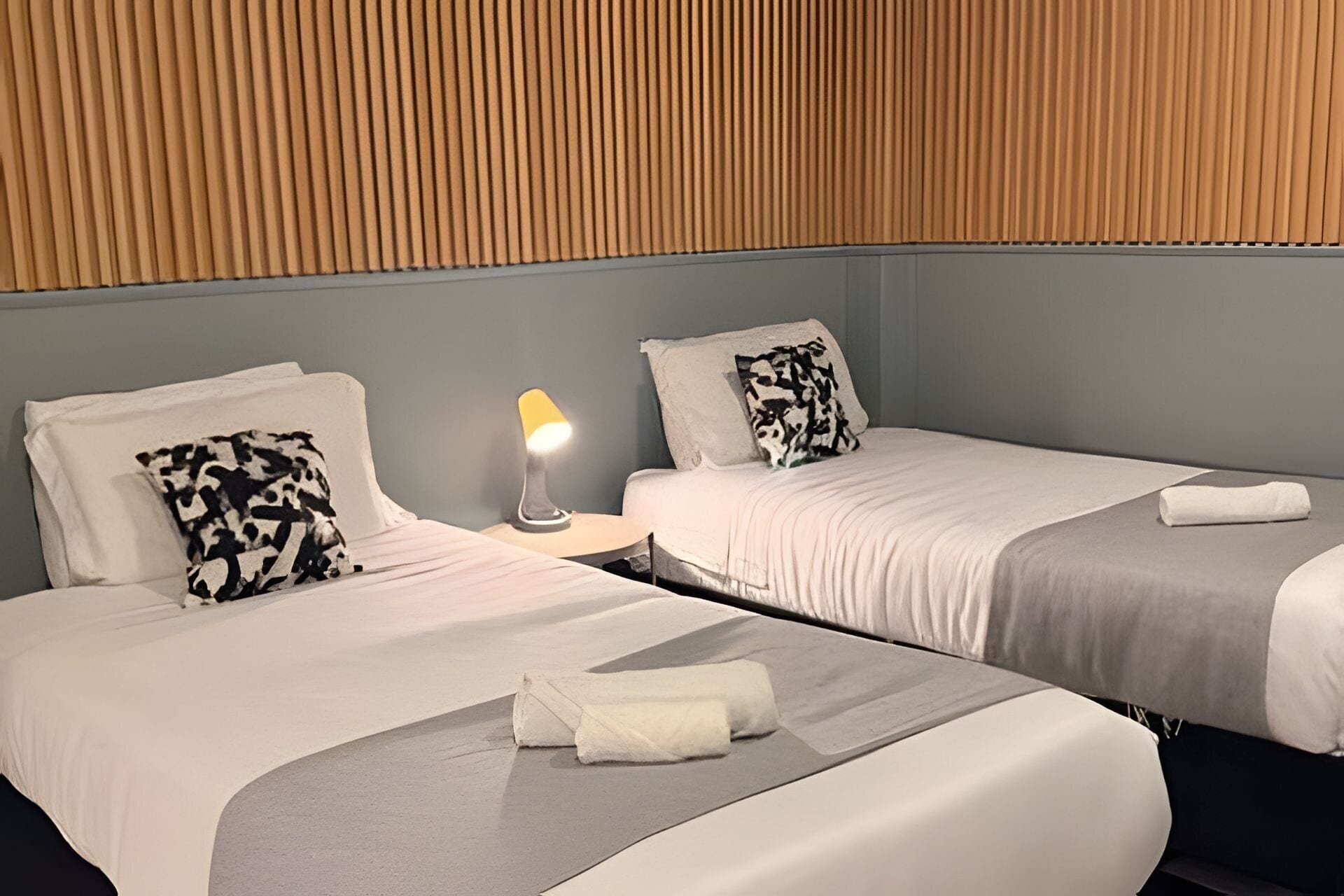 Quarto triplo | Roupas de cama premium, edredons de pluma, camas Select Comfort