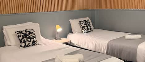 Habitación triple | Ropa de cama de alta calidad y edredones de plumas