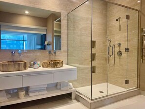Douche, sĂšche-cheveux, bidet, serviettes fournies