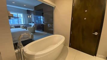 Bruser, hårtørrer, bidet, håndklæder