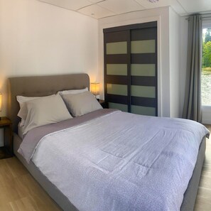1 quarto, ferros/tábuas de passar roupa, roupa de cama