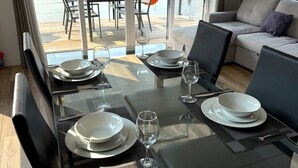 A dining area with a view of a marina and cityscape. - Marina Port de Québec 1 - Maison flottante (Québec City)