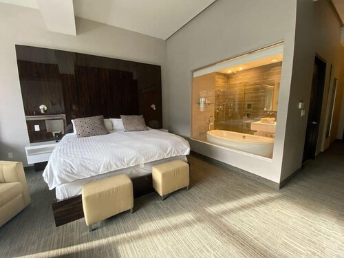 Luxurious Downtown Room