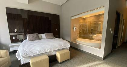 Luxurious Downtown Room