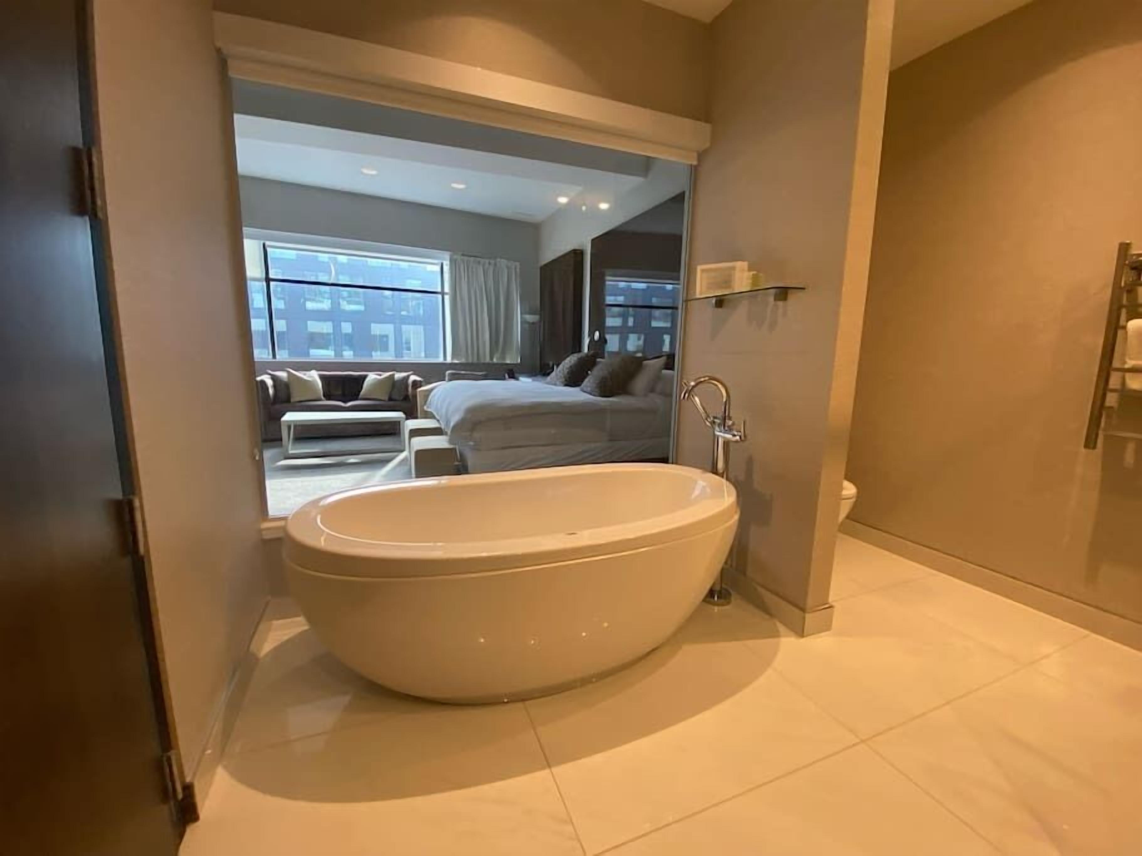 Bruser, hårtørrer, bidet, håndklæder