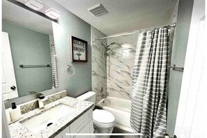 Douche, sĂšche-cheveux, serviettes fournies, savon