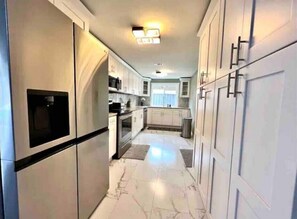 Fridge, microwave, oven, stovetop - Tampa Pool Home near Airport / Lakeview/ 8 PPL (Tampa)