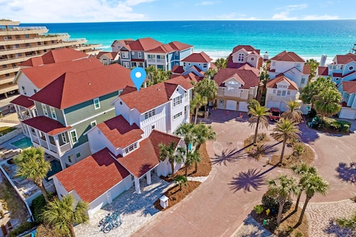 Beach Baby: Private beach steps away, Heated pool, FREE golf cart, Bunk room