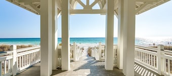 Beach Baby: Private beach steps away, Heated pool, FREE golf cart, Bunk room