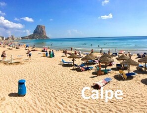 Ubicación cercana a la playa y tumbonas