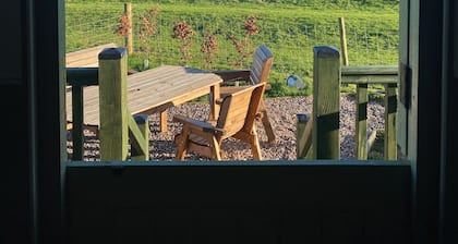 Luxurious Shepherd Hut, stunning panoramic countryside views in idyllic location