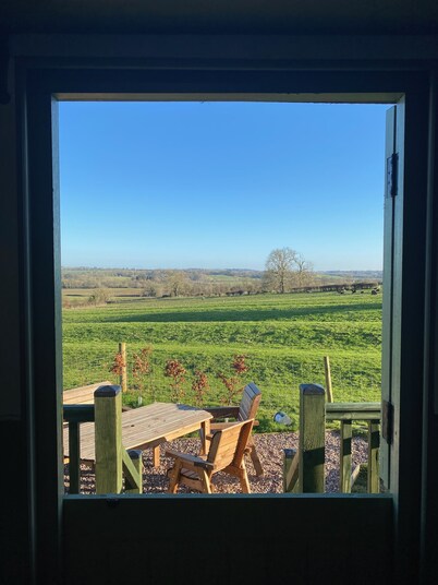 Luxurious Shepherd Hut, stunning panoramic countryside views in idyllic location