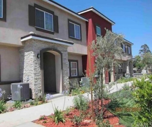 Cozy/Stylish Town House in Downtown Rialto