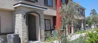 Cozy/Stylish Town House in Downtown Rialto