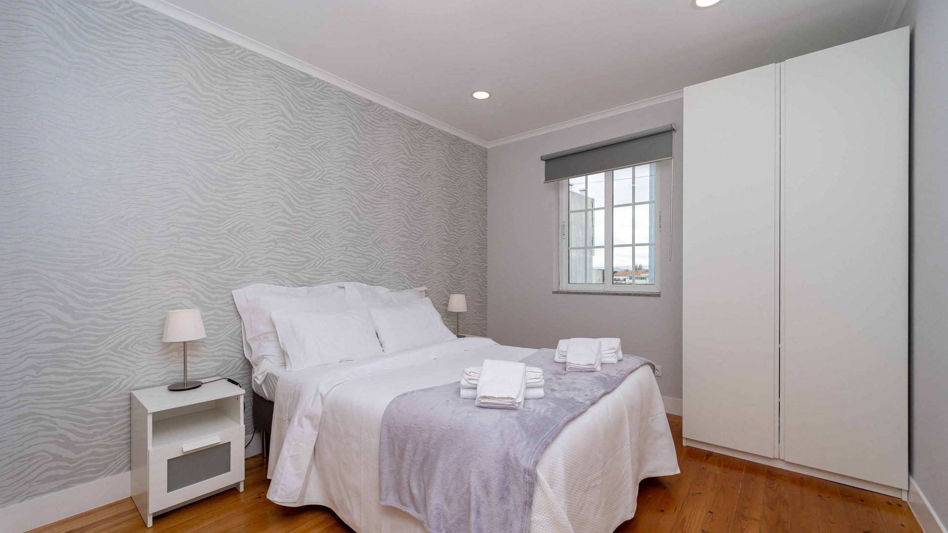 4 habitaciones, tabla de planchar con plancha y cuna de viaje 