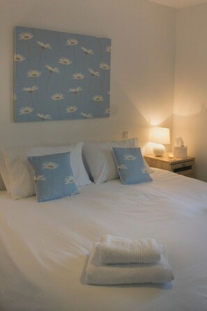 2 عدّة غرف نوم ومكواة/لوح كي وواي فاي وملاءات أسرّة