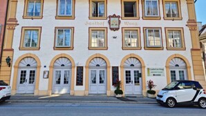 Un bâtiment historique doté de nombreuses fenêtres et d’une entrée centrale.
