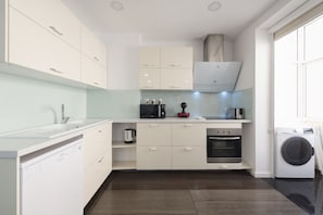 Apartment | Eigene Küche | Großer Kühlschrank, Mikrowelle, Ofen, Herdplatte