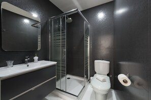 Apartment | Bathroom | Shower, rainfall showerhead, hair dryer, towels - Grand Douro Apartment (Vila Nova de Gaia)