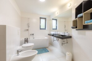 Een douche, een haardroger, een bidet, handdoeken