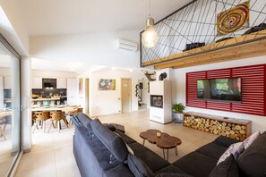 Tv, eldstad, bordsfotboll och ett bordtennisbord