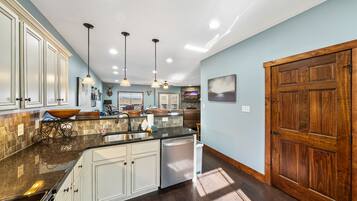 Refrigerador, microondas, horno y lavavajillas