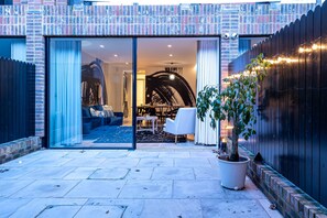 Terrace/patio - Spacious Three Bedroom near to Tube Stations, Tufnell Park Haven, & Central London (London)